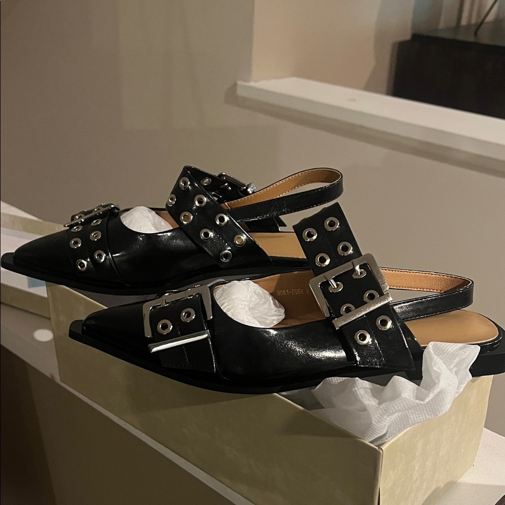Stylish Black Women's Shoes with Buckle Detail